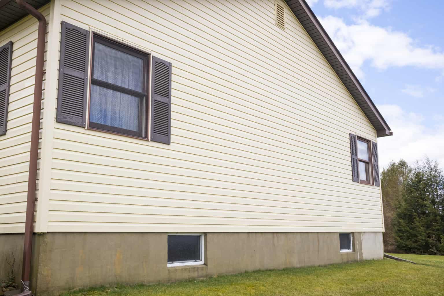 How To Fix Wavy Vinyl Siding (StepbyStep)