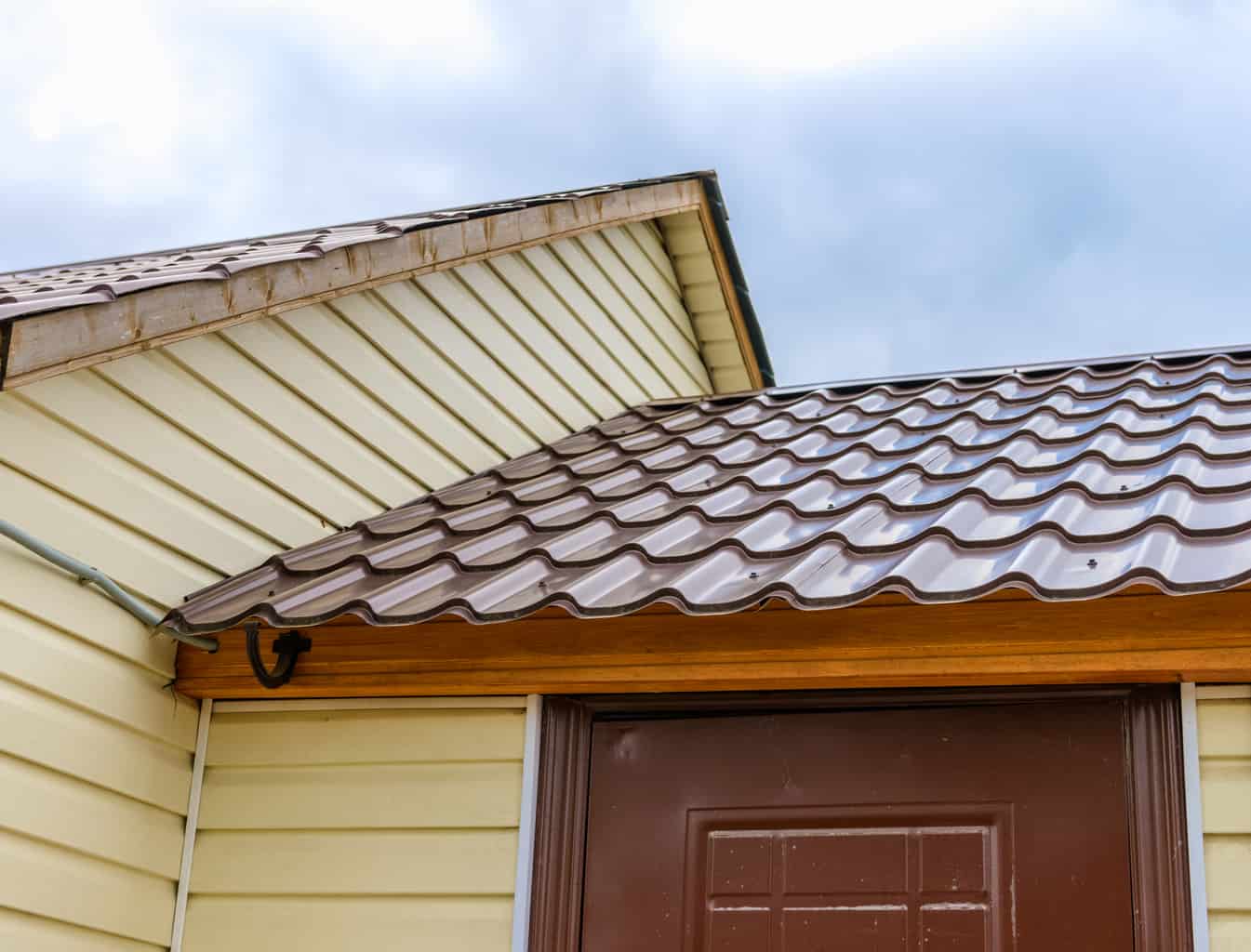 should-a-home-s-siding-touch-the-shingles